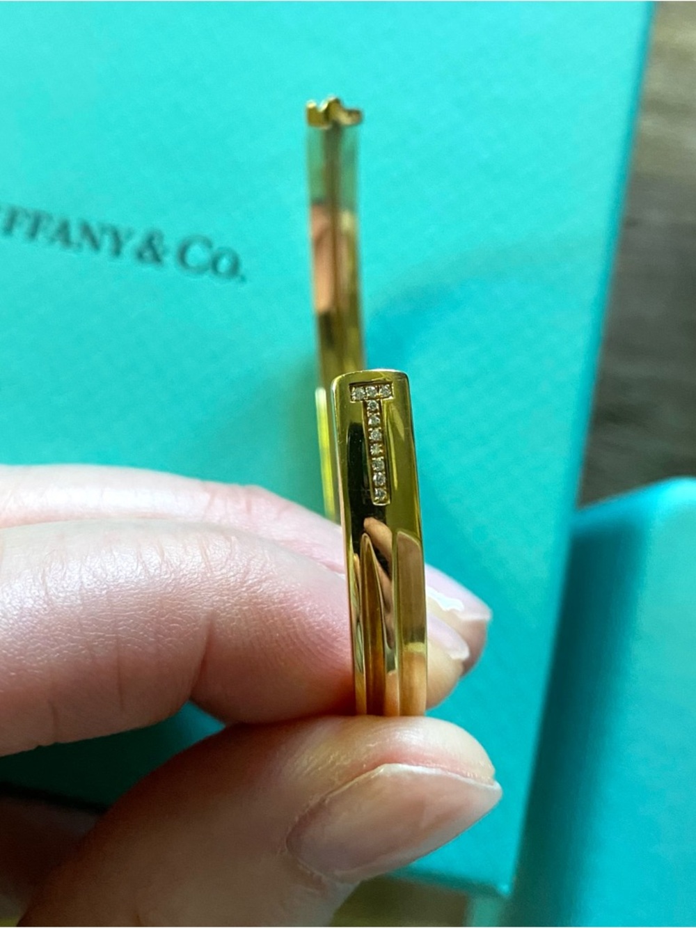 TIFFANY & CO. - 18 Carat Yellow Gold and Diamond Key
T Cuff with Leather Box - Picture 11 of 16